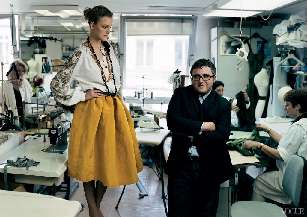 Alber Elbaz e a modelo Caroline Trentini  (Foto: Vogue americana)