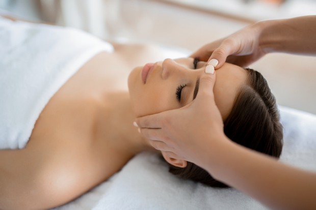 Calm girl having spa facial massage in luxurious beauty salon (Foto: Freepik)