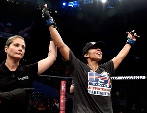 Camila Albuquerque, árbitra de MMA (Foto: Getty Images) Camila Albuquerque, árbitra de MMA (Foto: Getty Images)