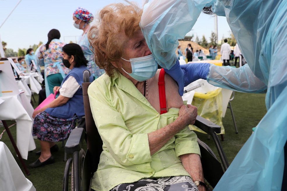 Idosa recebe a primeira dose de vacina contra a Covid-19 em Santiago do Chile, em foto de 3 de fevereiro de 2021 — Foto: Ivan Alvarado/Reuters/Arquivo