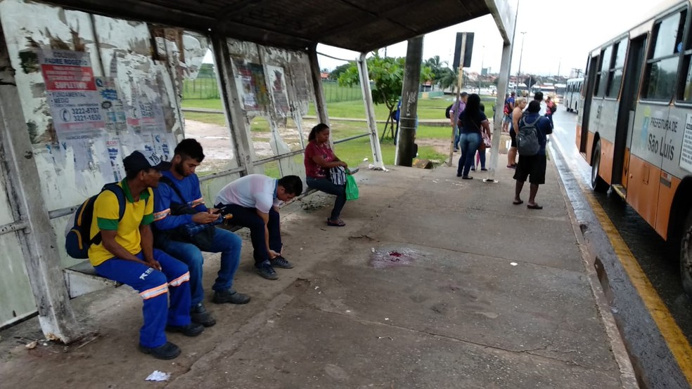 Alex de Paulo Oliveira foi morto com um tiro na cabeÃ§a quando esperava Ã´nibus em uma parada situada na Avenida Vitorino Freire em SÃ£o LuÃ­s â Foto: Douglas Pinto/TV Mirante