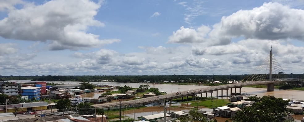 Rio Juruá se aproxima da cota de transbordo, que é 13 metros, e atinge algumas bairros de Cruzeiro do Sul — Foto: Glédisson Albano/Rede Amazônica Acre