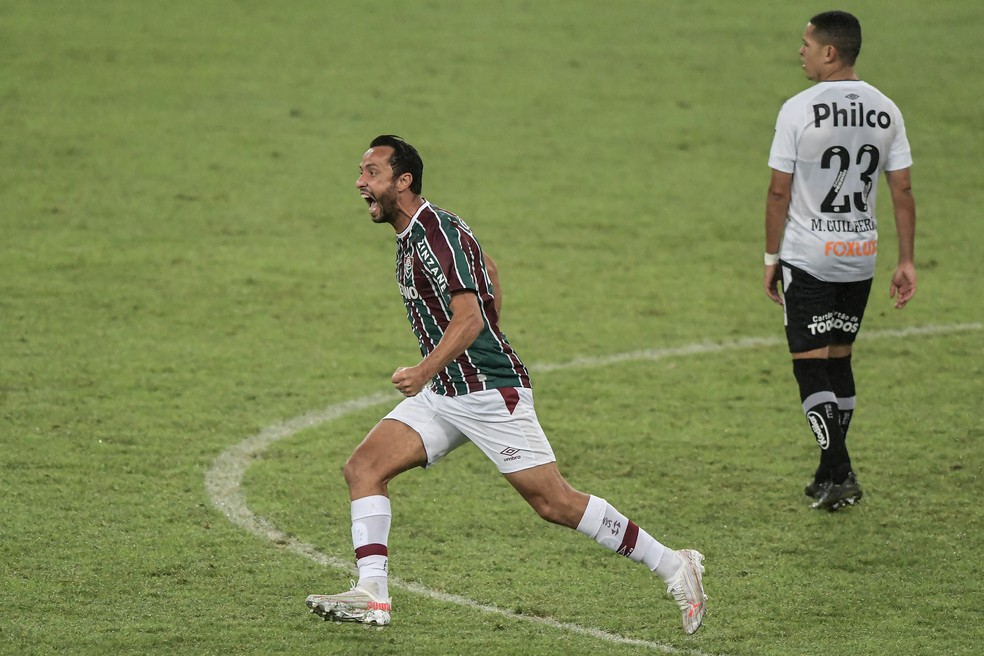 Nenê, do Fluminense, comemora gol marcado contra o Santos — Foto: Thiago Ribeiro/AGIF