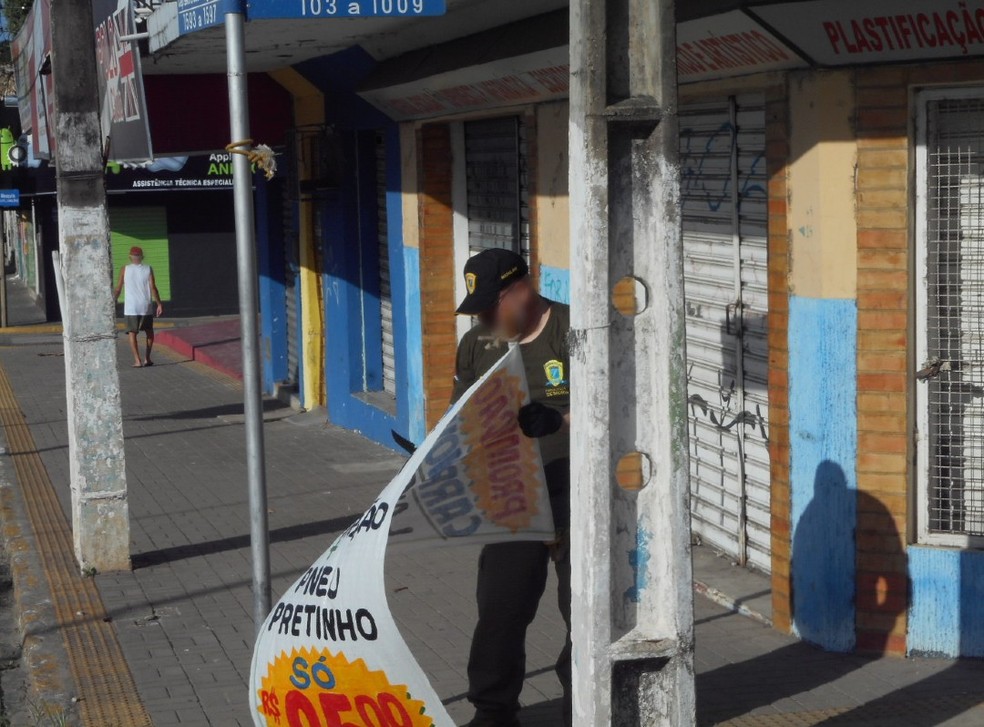 Quase 1 mil publicidades irregulares são removidas das ruas de Natal em 2023 — Foto: Divulgação/Semurb