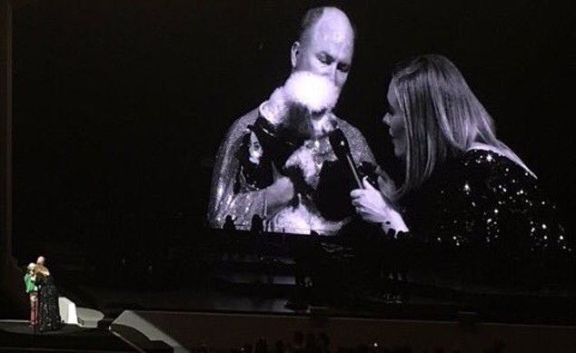 Adele encanta fãs com cachorro no palco (Foto: Twitter/Reprodução)