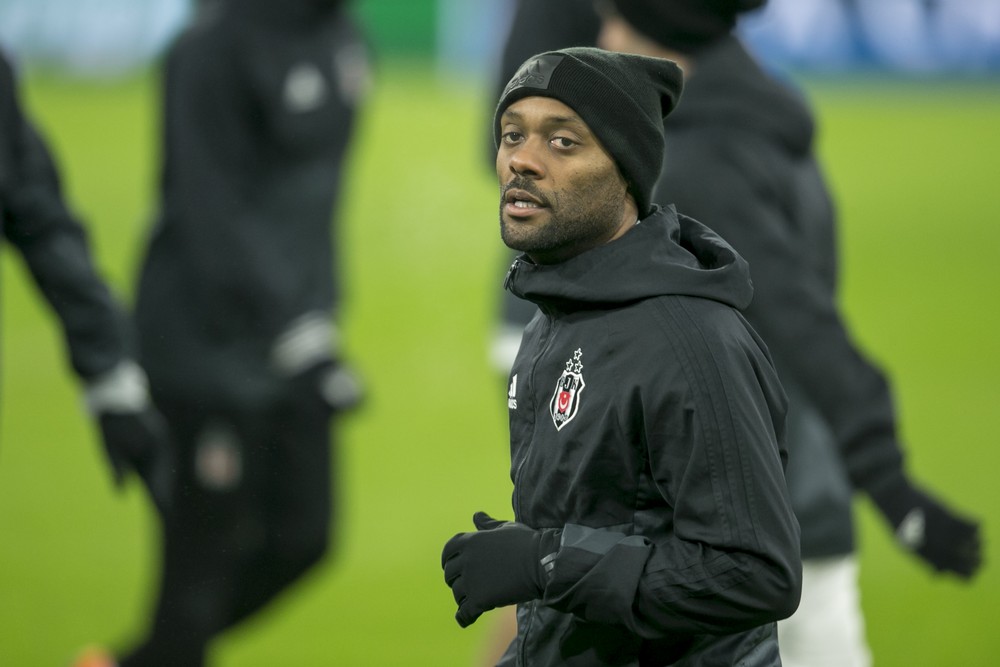 Afastado, Love aciona Besiktas por mudança de postura ou rescisão com liberação sem custos