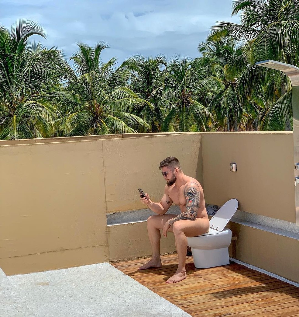 Preta Gil fotografa o marido nu e sentado em privada: 