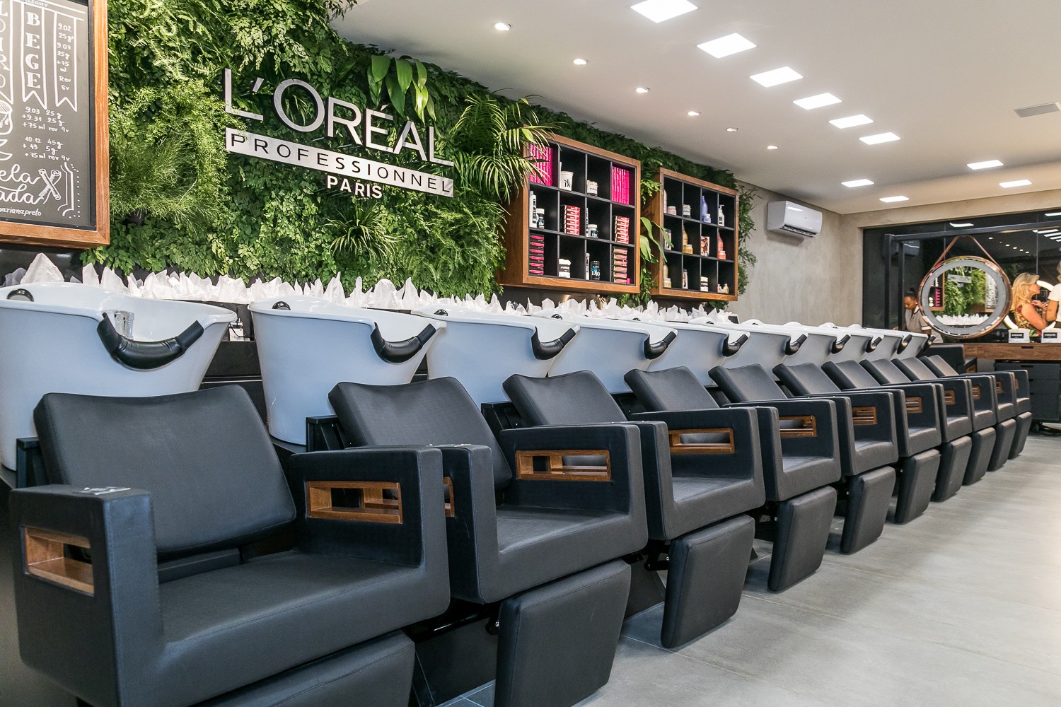 Romeu Felipe inaugura o ROM.CONCEPT, seu novo salão de beleza Marcas