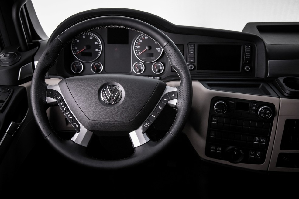 Volkswagen Meteor tem volante multifuncional e tela multimídia de sete polegadas — Foto: Divulgação