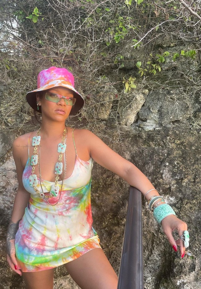 Rihanna rende-se ao tie dye (Foto: Reprodução/Instagram)