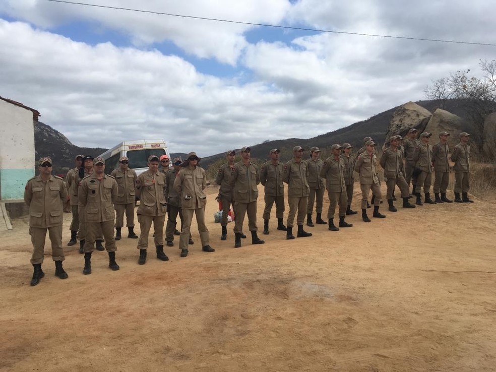Cerca de 25 militares fazem força tarefa para extinguir o fogo na Serra Preta, no Sertão da PB — Foto: Divulgação/Corpo de Bombeiros