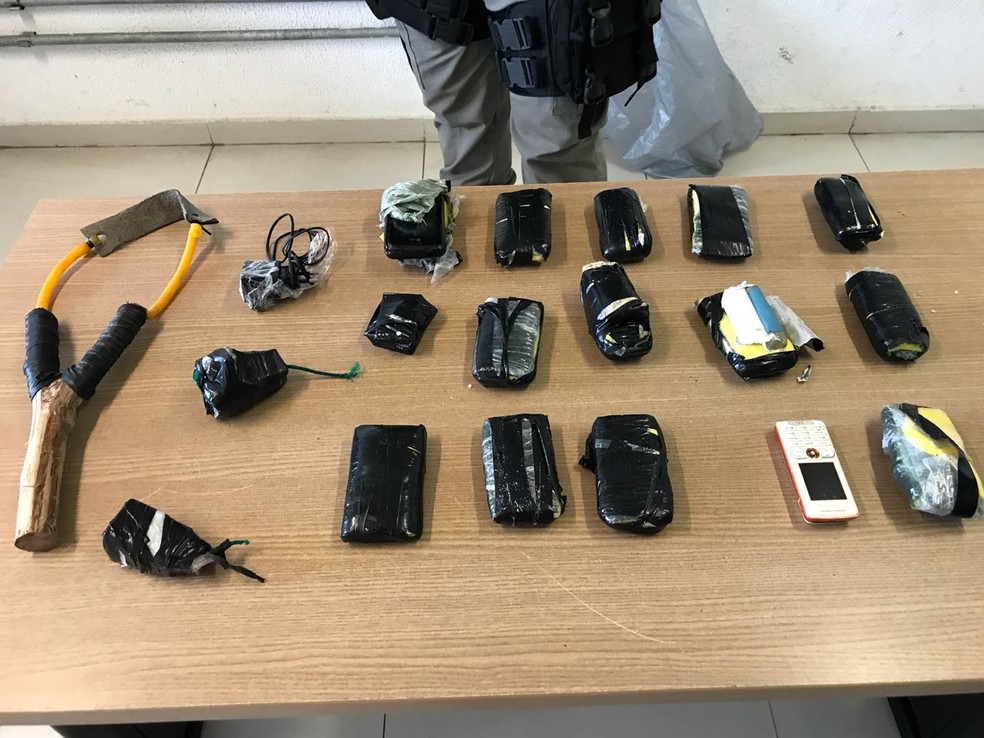 Aproximadamente 15 celulares e tr&ecirc;s carregadores j&aacute; estavam preparados para serem arremessados em pres&iacute;dios da capital (Foto: Walter Paparazzo/G1)