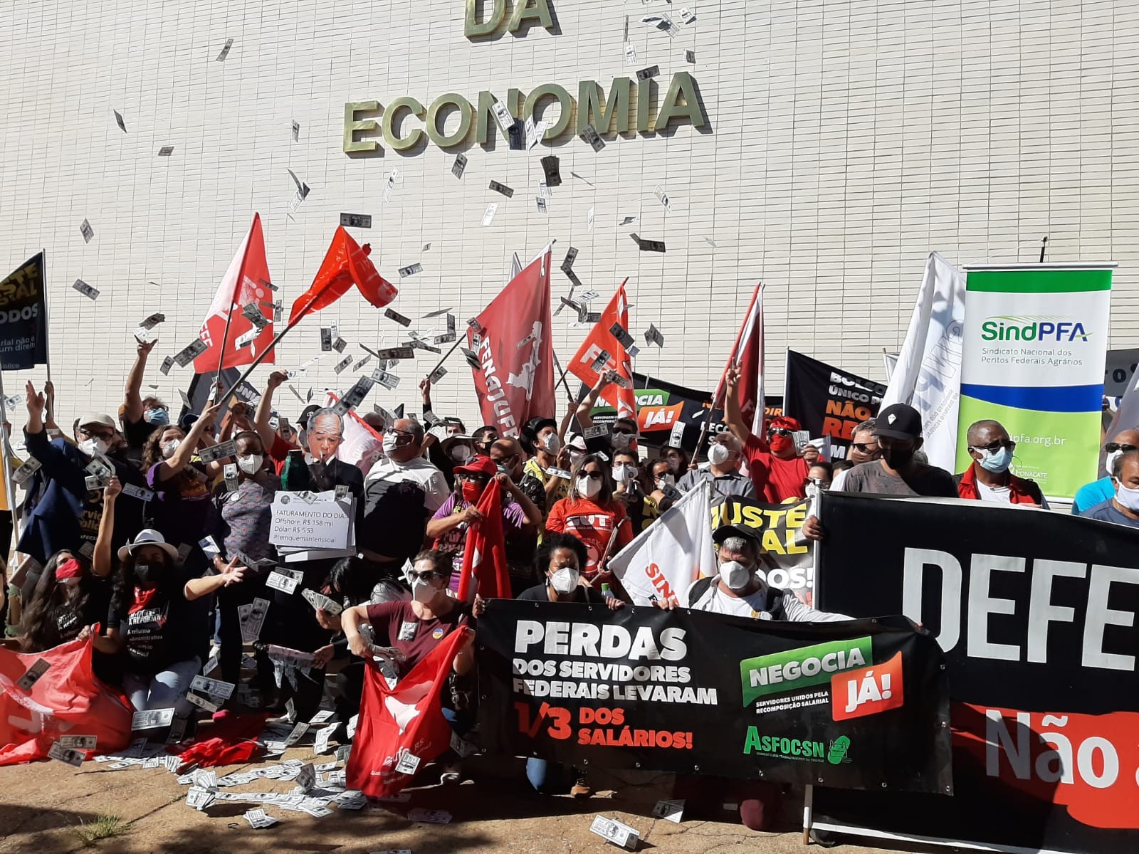 Servidores de 40 órgãos federais protestam em frente ao Ministério da Economia, em Brasília