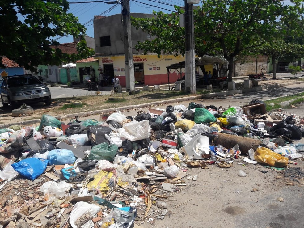 Moradores reclamam do lixo que se acumula em ruas da orla lagunar, em Maceió — Foto: Thamires Ribeiro/G1