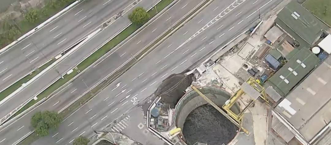 Obra do Metrô cede asfalto e abre cratera na Marginal Tietê em SP
