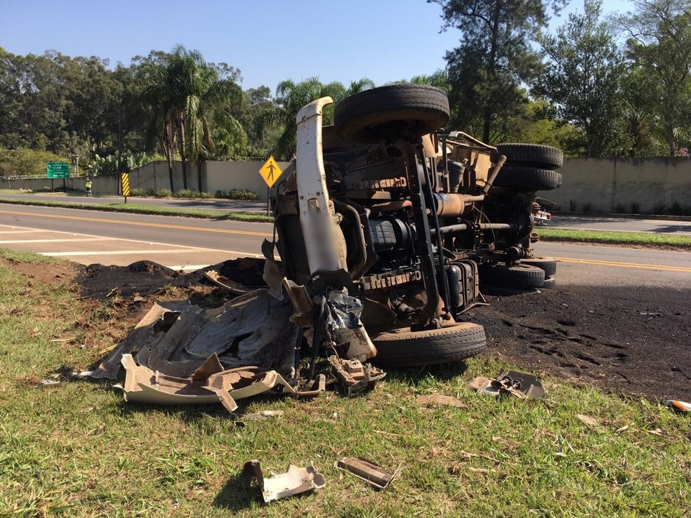 Caminh&atilde;o fica destru&iacute;do ap&oacute;s se envolver em acidente com carro em Laranjal Paulista &mdash; Foto: Edson Junior/LP Informativo