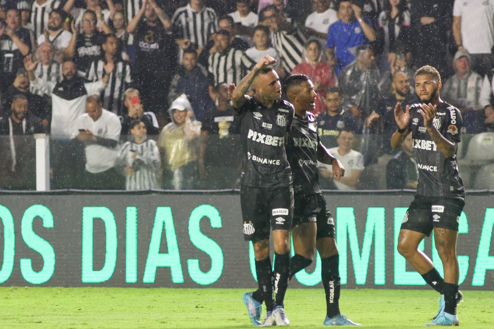 Luan festeja gol pelo Santos contra o Athletico — Foto:  Fernanda Luz/AGIF