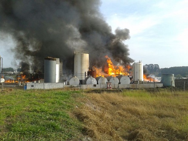 Incêndio começou na manhã deste domingo em fábrica no Distrito de Quiririm, em Taubaté (Foto: Diovulgação/Corpo de Bombeiros)
