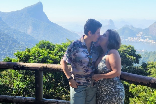 Claudia Rodrigues e Adriane Bonato curtem passeio romântico no Rio (Foto: Daniel Delmiro/AgNews)