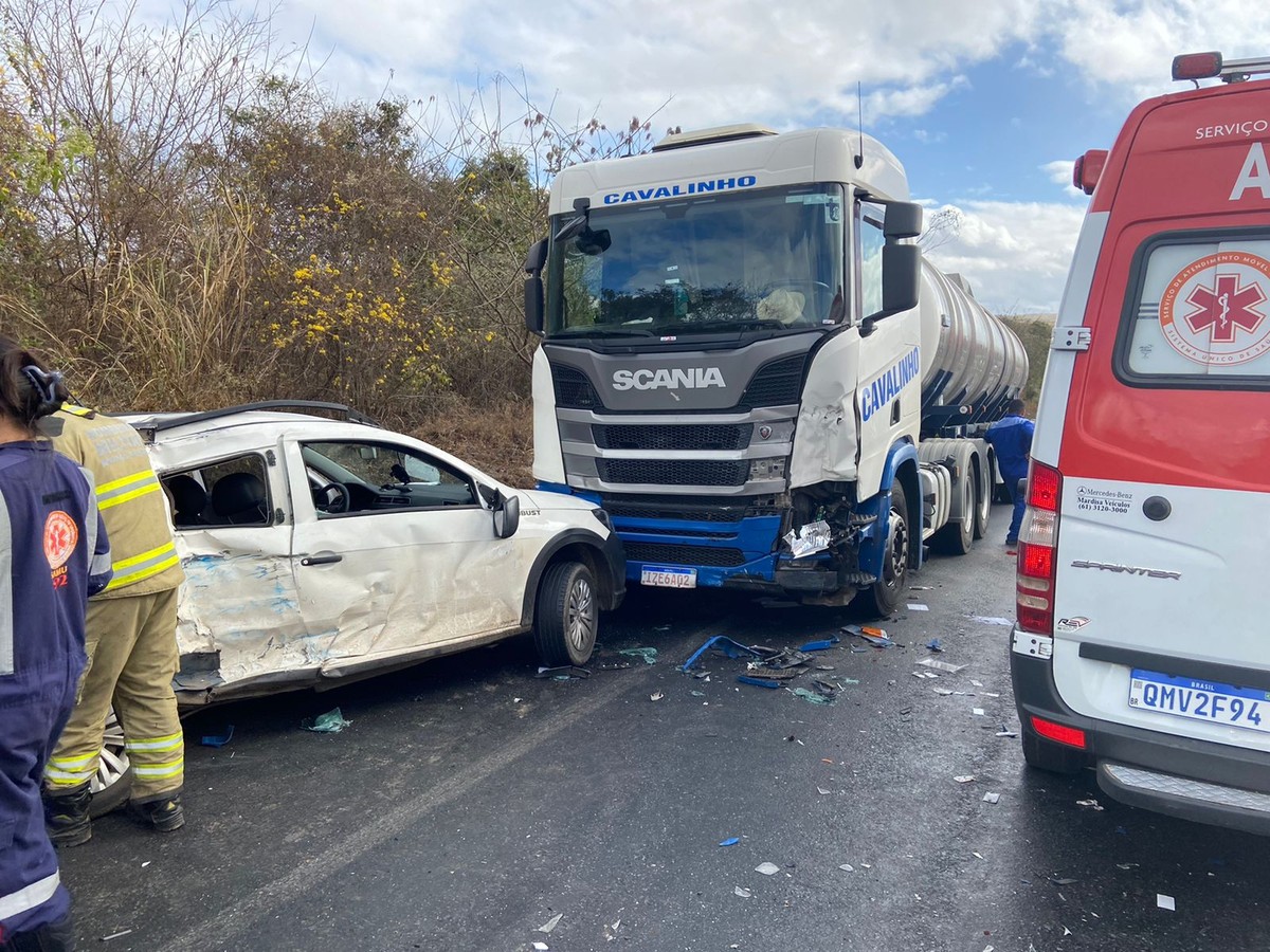 Motorista de carro morre em acidente com carreta na BR-251, em Montes Claros