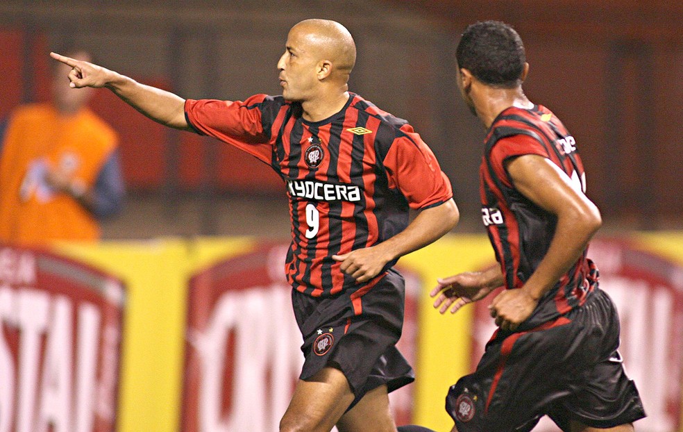 Alex Mineiro em ação pelo Atljetico  — Foto: Agência Lancepress!