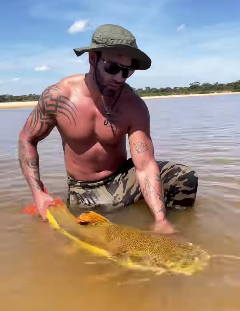O cantor devolveu o peixe ao Rio Araguaia  Foto: Instagram/Reproduo