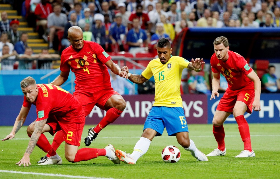 Paulinho teve atuação apagada contra a Bélgica e perdeu boa chance de marcar (Foto: Gleb Garanich/Reuters)
