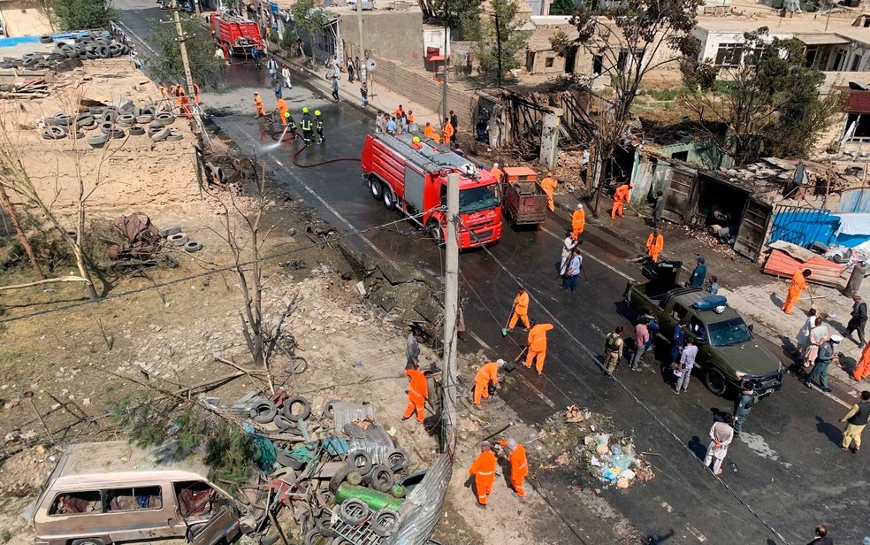 Equipes limpam região de explosão em Cabul, no Afeganistão — Foto: Rahmat Gul / AP Photo