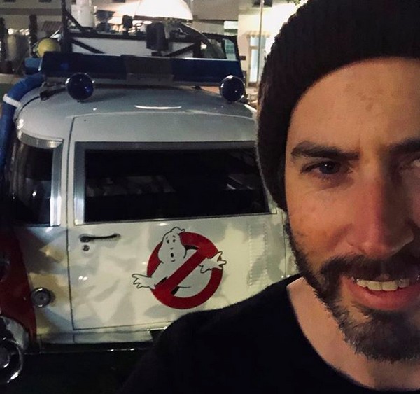 O cineasta Jason Reitman com o carro dos Caça-Fantasmas ao fundo (Foto: Instagram)