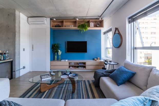 Décor do dia: sala com toques industriais, home office e parede azul (Foto: Guilherme Pucci)
