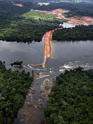 Barragem construída pela Norte Energia corta Rio Xingu, na região de Altamira, no Pará (Foto: Divulgação/Greenpeace/Marizilda Cruppe)