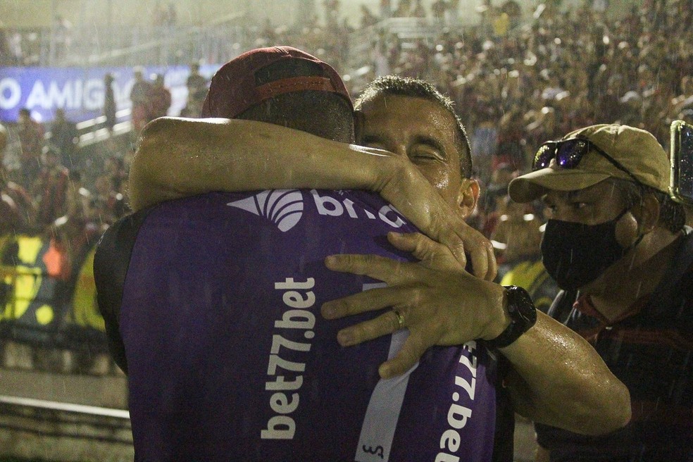Mauro Iguatu, um dos nomes do Campinense na temporada, foi abraçado por Ranielle após a partida — Foto: Samy Oliveira / Campinense