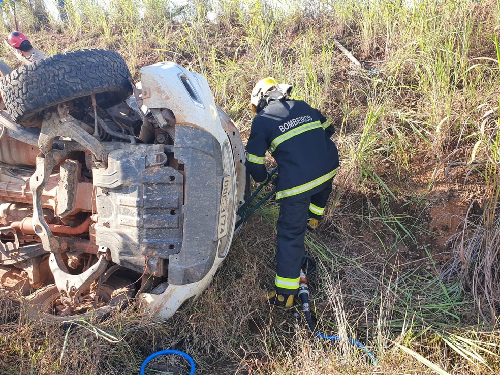 Bombeiros fizeram a retirada de um dos corpos das ferragens — Foto: Divulgação/Corpo de Bombeiros