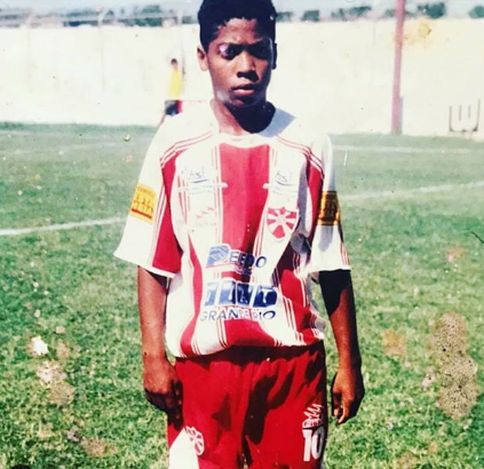 Marinho com a camisa do Pendense. Dão disse que viu o atacante ainda garoto, na base — Foto: Arquivo Pessoal/Marinho