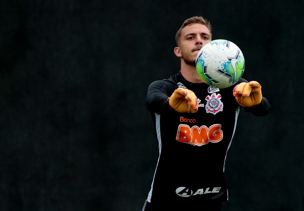 Goleiro reserva do Corinthians atua por seis minutos como centroavante no Paulistão Sub-20