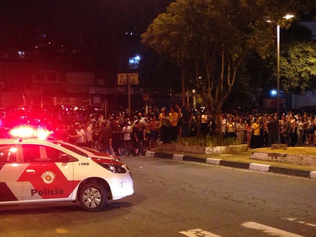 Polícia separa grupos pró e contra Lula em avenida onde ex-presidente mora no ABC paulista (Foto: Glauco Araújo/G1)