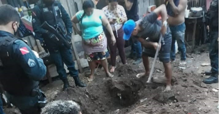 Corpo de empregada doméstica é encontrado enterrado em cova rasa no quintal de casa na grande Belém