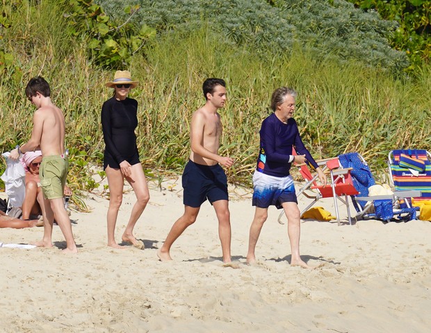 Paul McCartney curte dia de praia com a família no Caribe (Foto: Eliot Press/The Grosby Group)