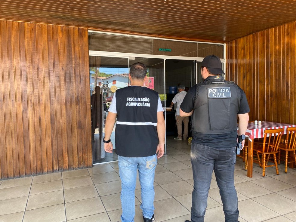Restaurante em Parobé é suspeito de comprar carne de animais que chegavam mortos no frigorífero — Foto: Giovani Grizotti/RBS TV