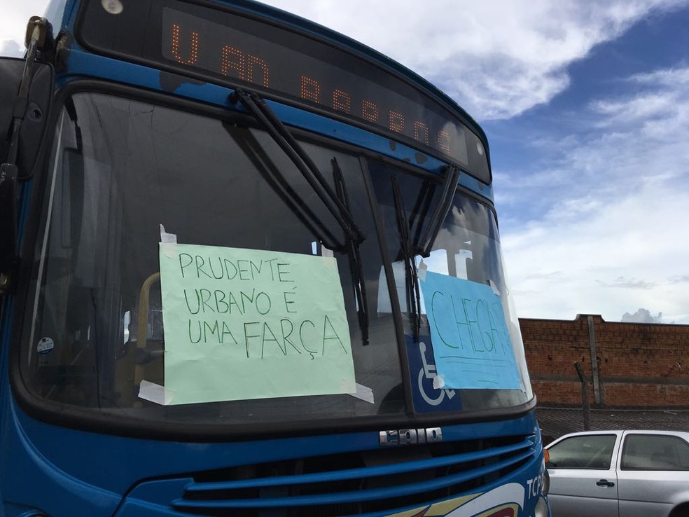 Passageiros protestam no Parque Alexandrina, em Presidente Prudente (Foto: Stephanie Fonseca/G1)
