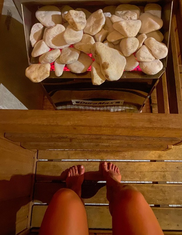 Carol Peixinho curte sauna (Foto: Reprodução/Instagram)