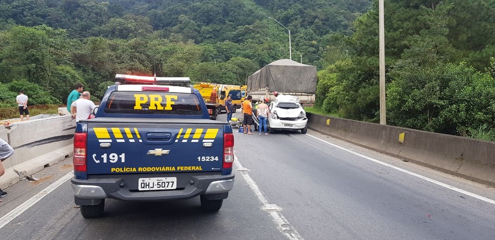 Um dos carros atingido bateu na traseira de outro caminhão em acidente na BR-376, em Guaratuba — Foto: Divulgação/PRF