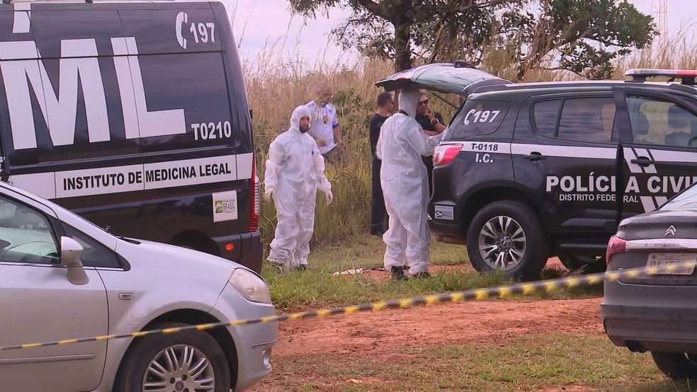 Corpo de mulher carbonizado foi encontrado no Parque Gatumé, próximo a quadra QR 427, em Samambaia-DF — Foto: TV Globo/Reprodução