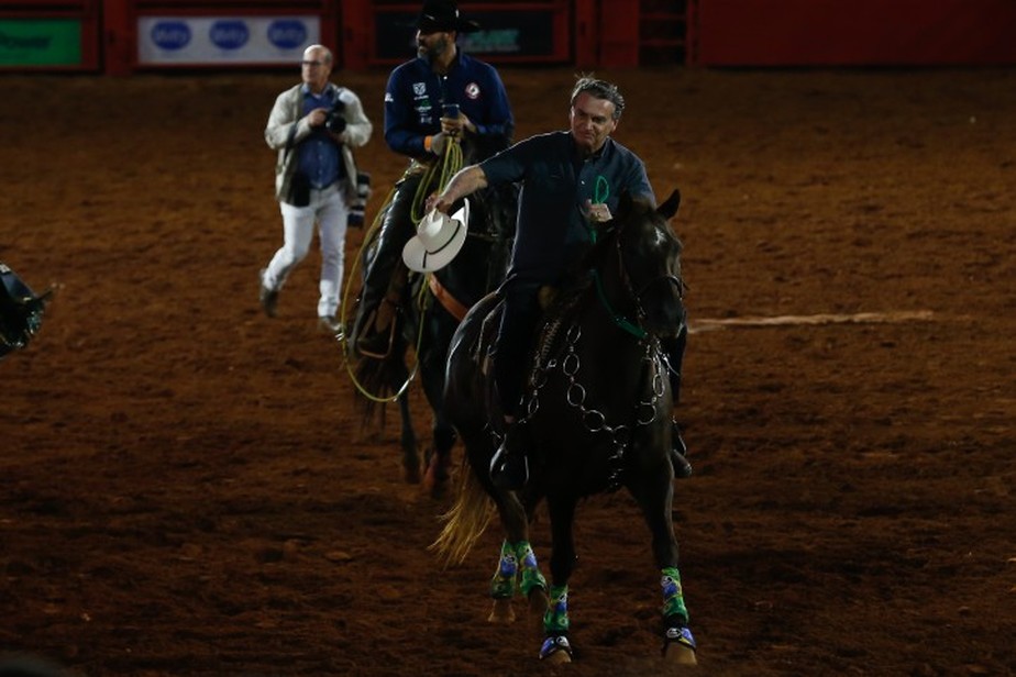 Presidente Jair Bolsonaro cavalga na pista da Festa do Peão, em Barretos, durante visita na sexta-feira