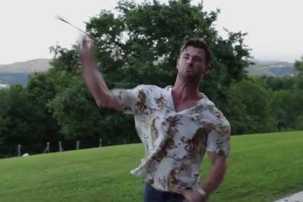 O ator Chris Hemsworth atirando de volta em Matt Damon a flecha que ele pegou no ar (Foto: Instagram)