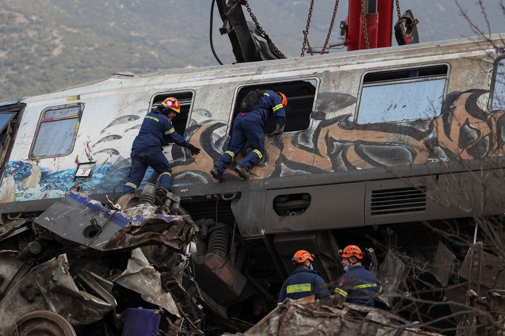 Equipe de resgate busca sobreviventes de colisão entre dois trens na Grécia dentro de vagão, em 1º de março de 2023. — Foto: Alexandros Avramidis/ Reuters