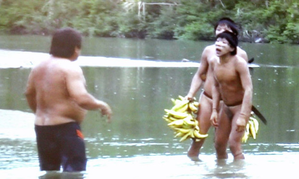 Imagem divulgada pela Funai mostra primeiro contato de índios isolados no Acre em 2014 (Foto: Veriana Ribeiro/G1; captura de vídeo da Funai)