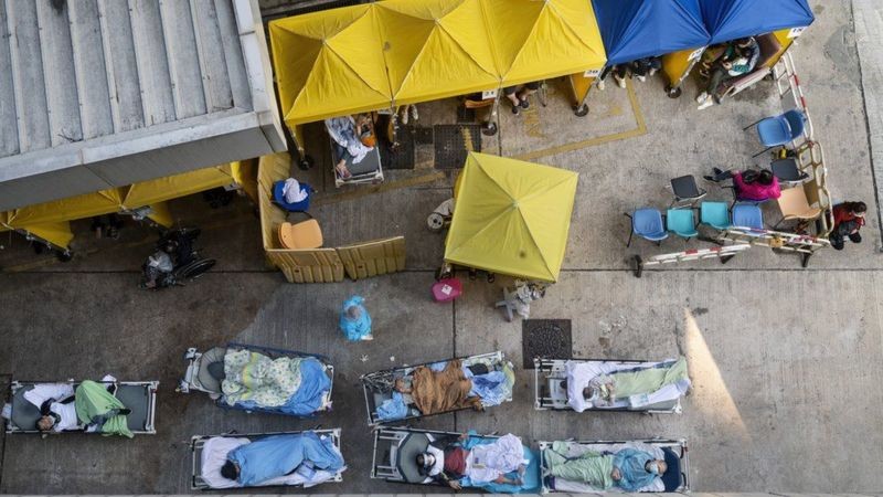 O Centro Médico Caritas estava tão cheio que os pacientes foram colocados em macas do lado de fora à espera de vaga (Foto: EPA via BBC News)