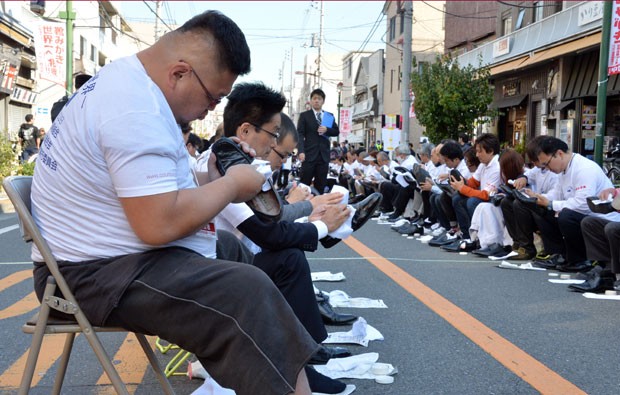 Japoneses quebraram recorde mundial de maior número de pessoas engraxando os sapatos ao mesmo tempo (Foto: Yoshikazu Tsuno/AFP)