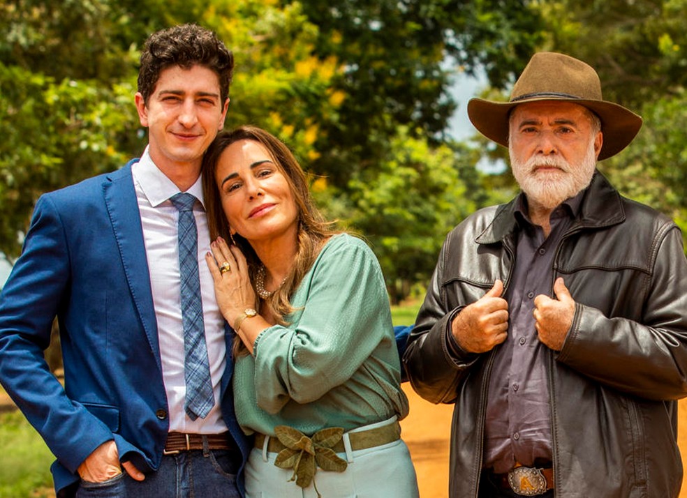 Johnny Massaro como Daniel, Gloria Pires como Irene e Tony Ramos como Antônio, em 'Terra e Paixão' — Foto: Globo/João Miguel Júnior